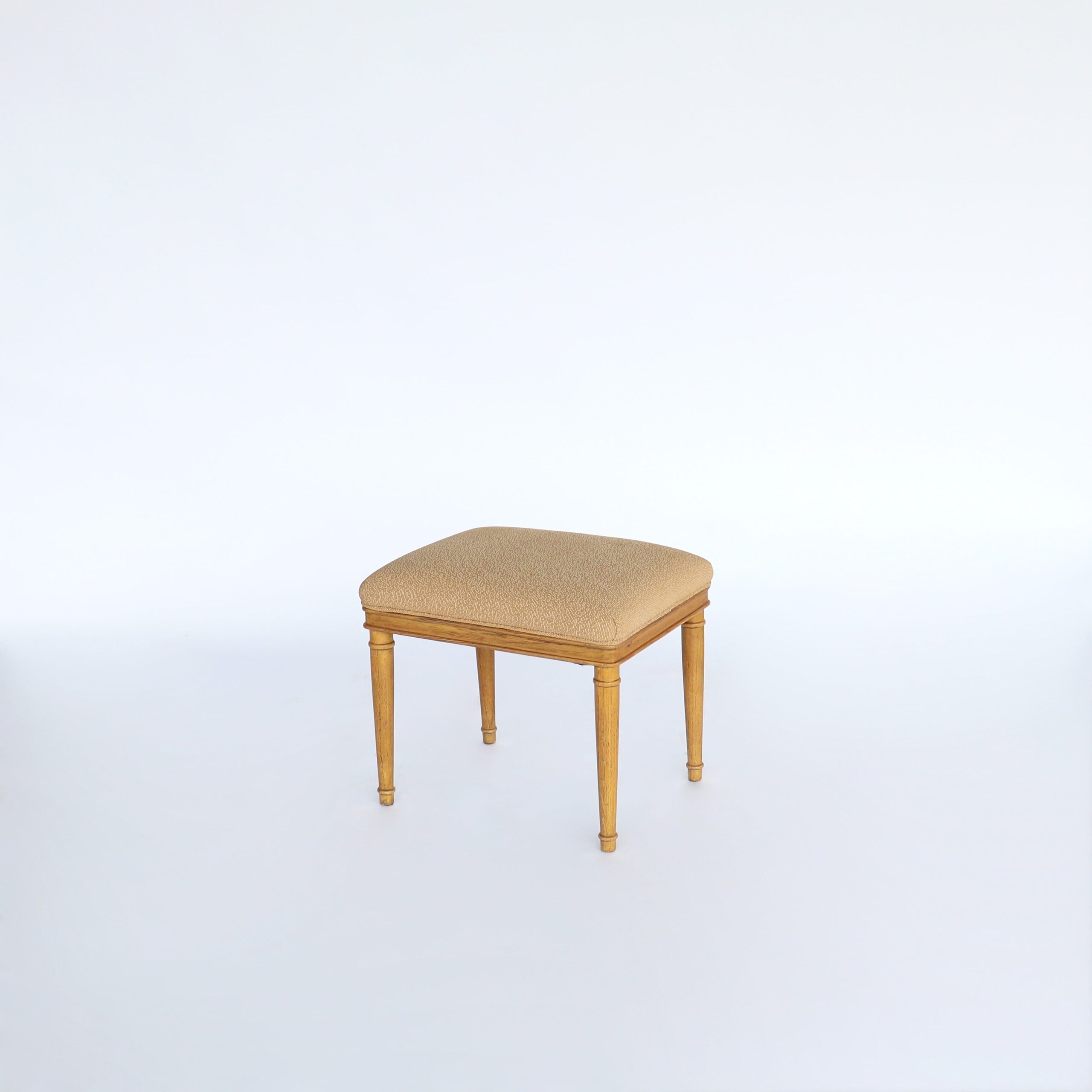 สตูลไม้มือสอง reconcept Wooden Stool with Round Legs – Light Brown Frame & Brown Polka Dot Seat
